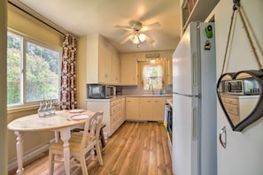Refrigerador, microondas, parrilla de estufa y cafetera y tetera