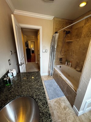 Ensemble douche/baignoire, baignoire à jets, sèche-cheveux