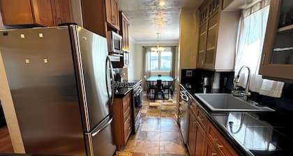 Cozy, Convenient Holladay Bungalow w/ Amenities
