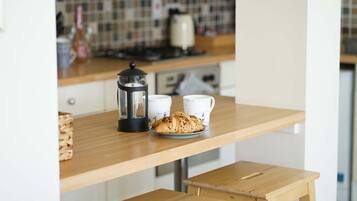 Réfrigérateur, micro-ondes, four, cafetiÚre/bouilloire