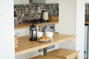 Kühlschrank, Mikrowelle, Ofen, Wasserkocher mit Kaffee-/Teezubehör