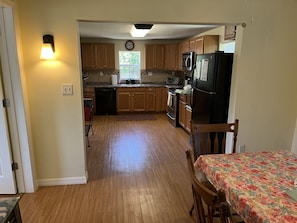 Microwave, stovetop, dishwasher, coffee/tea maker - charming home in st augustine -Dog Friendly/Family friendly (St. Augustine)