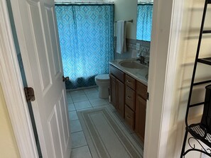 Ensemble douche/baignoire, serviettes fournies, savon, papier toilette