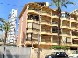 الم�نشأة من الخارج