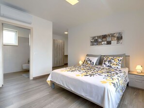 4 dormitorios, tabla de planchar con plancha, cuna de viaje