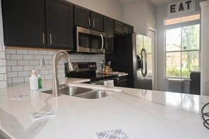 Frigorifero, microonde, forno, piano cottura