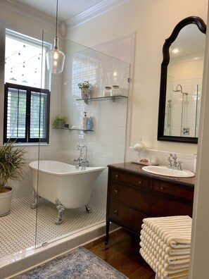 Badewanne, Handtücher, Toilettenpapier