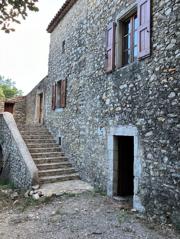 Exterior - A Haven for Nature Lovers (Vézénobres)