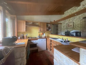 Fridge, oven, stovetop, dishwasher