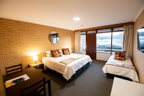 Hypo-allergenic bedding, minibar, bed sheets - Bentley's Hotel (Clare)