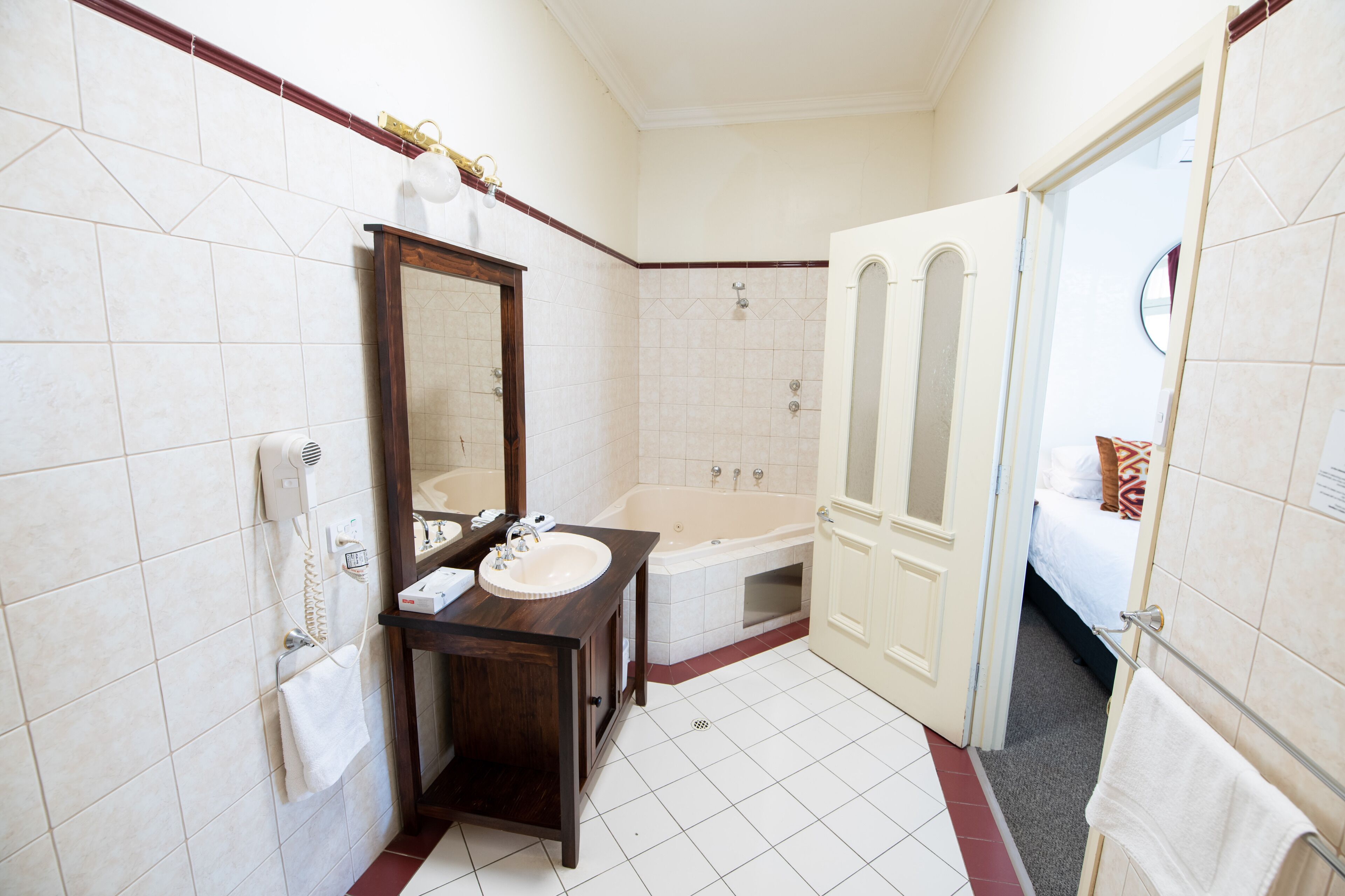 barn room | bathroom | shower, hydromassage showerhead, towels