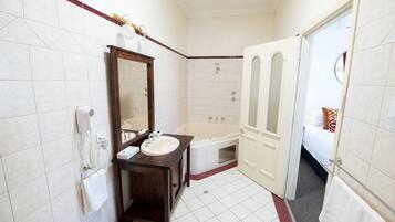 Barn Room | Bathroom