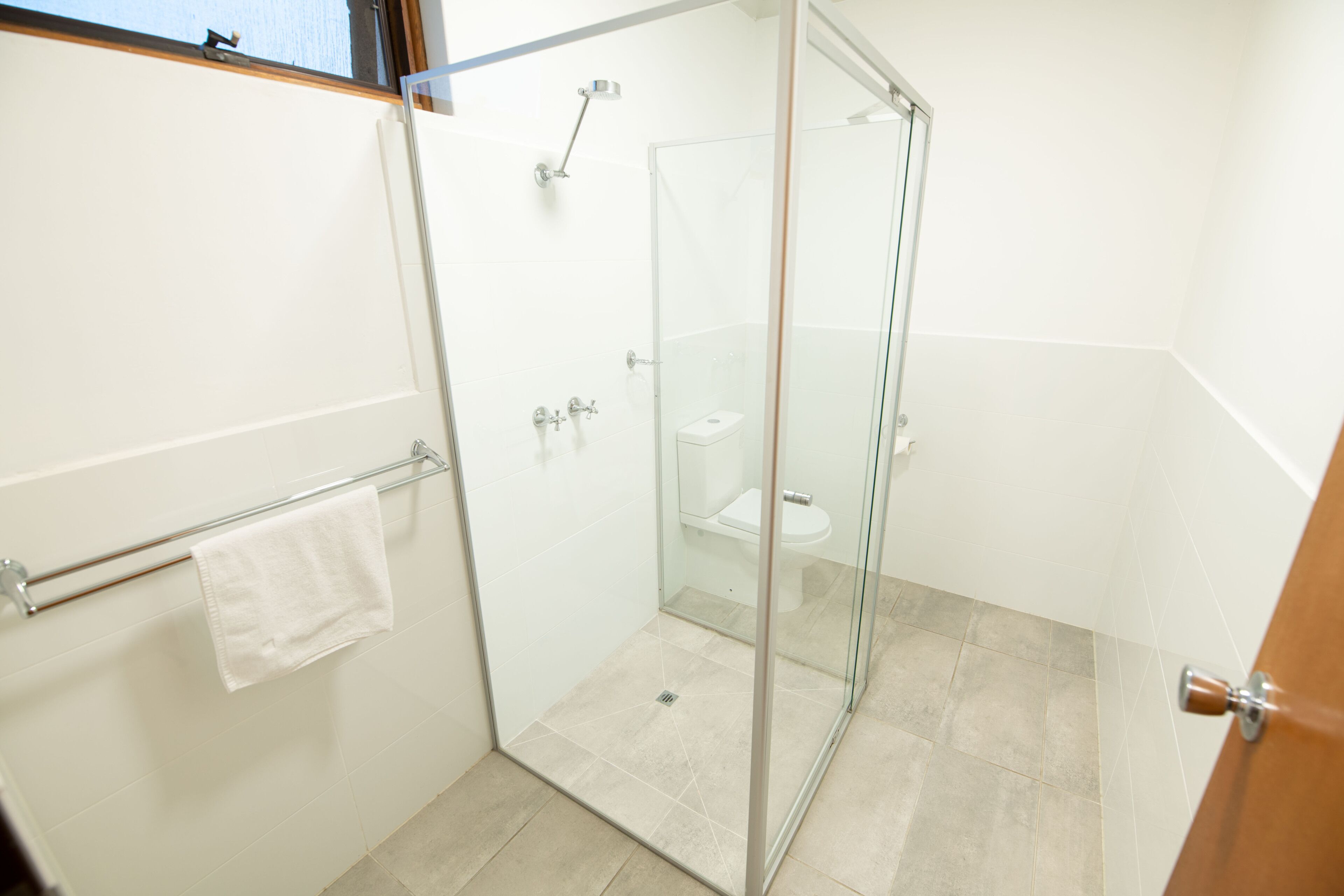 standard - downstairs | bathroom | shower, hydromassage showerhead, towels