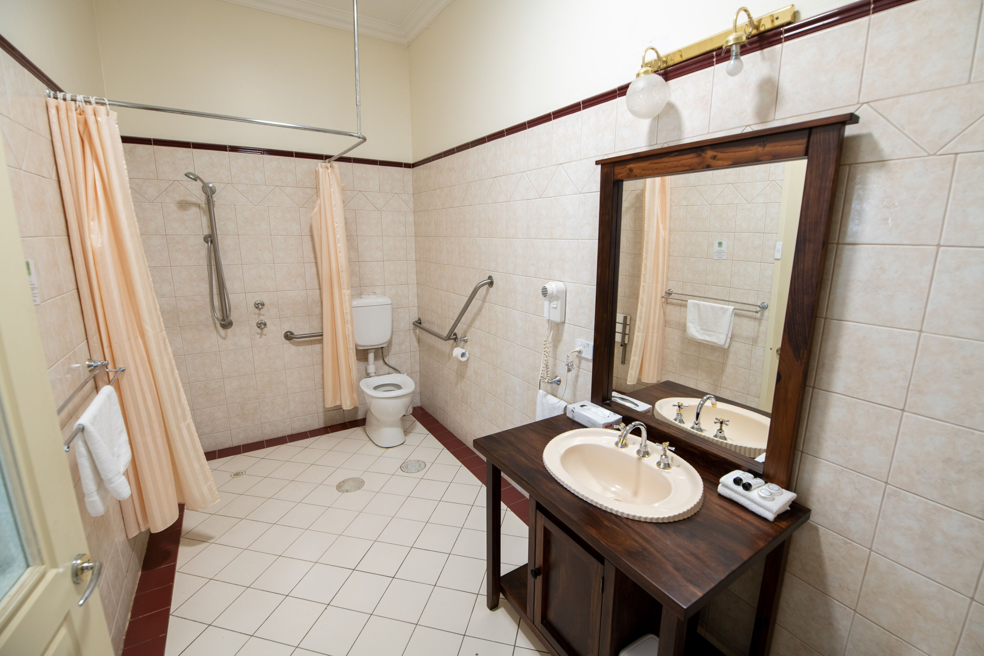 barn room | bathroom | shower, hydromassage showerhead, towels