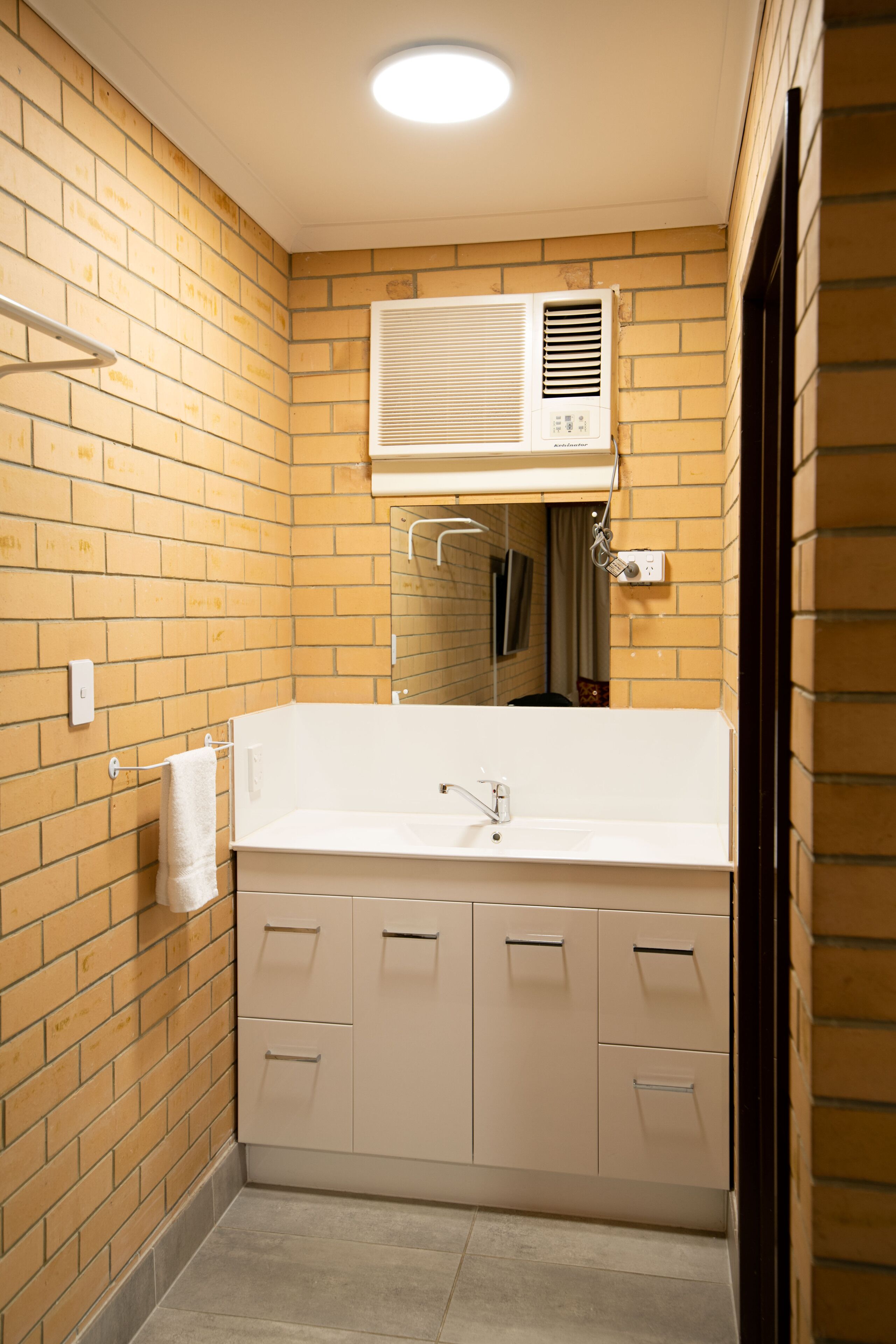 standard - downstairs | bathroom | shower, hydromassage showerhead, towels