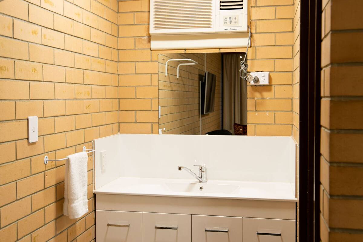 standard - downstairs | bathroom | shower, hydromassage showerhead, towels
