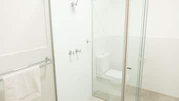 Standard - Downstairs | バスルーム | シャワー、水圧マッサージシャワー、タオル