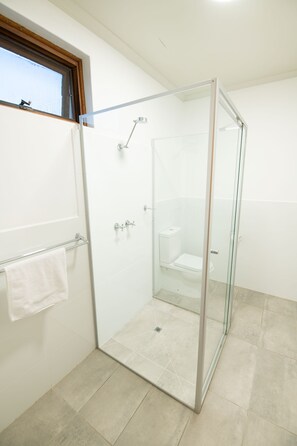 Standard - Downstairs | Badezimmer | Dusche, Hydromassagedusche, Handt�ücher