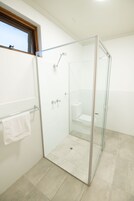 Ducha, cabezal de ducha con hidromasaje, toallas