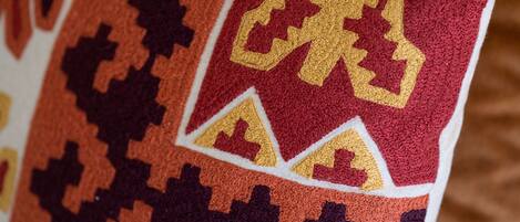 Un gros plan d’un coussin à motifs présentant des dessins géométriques.