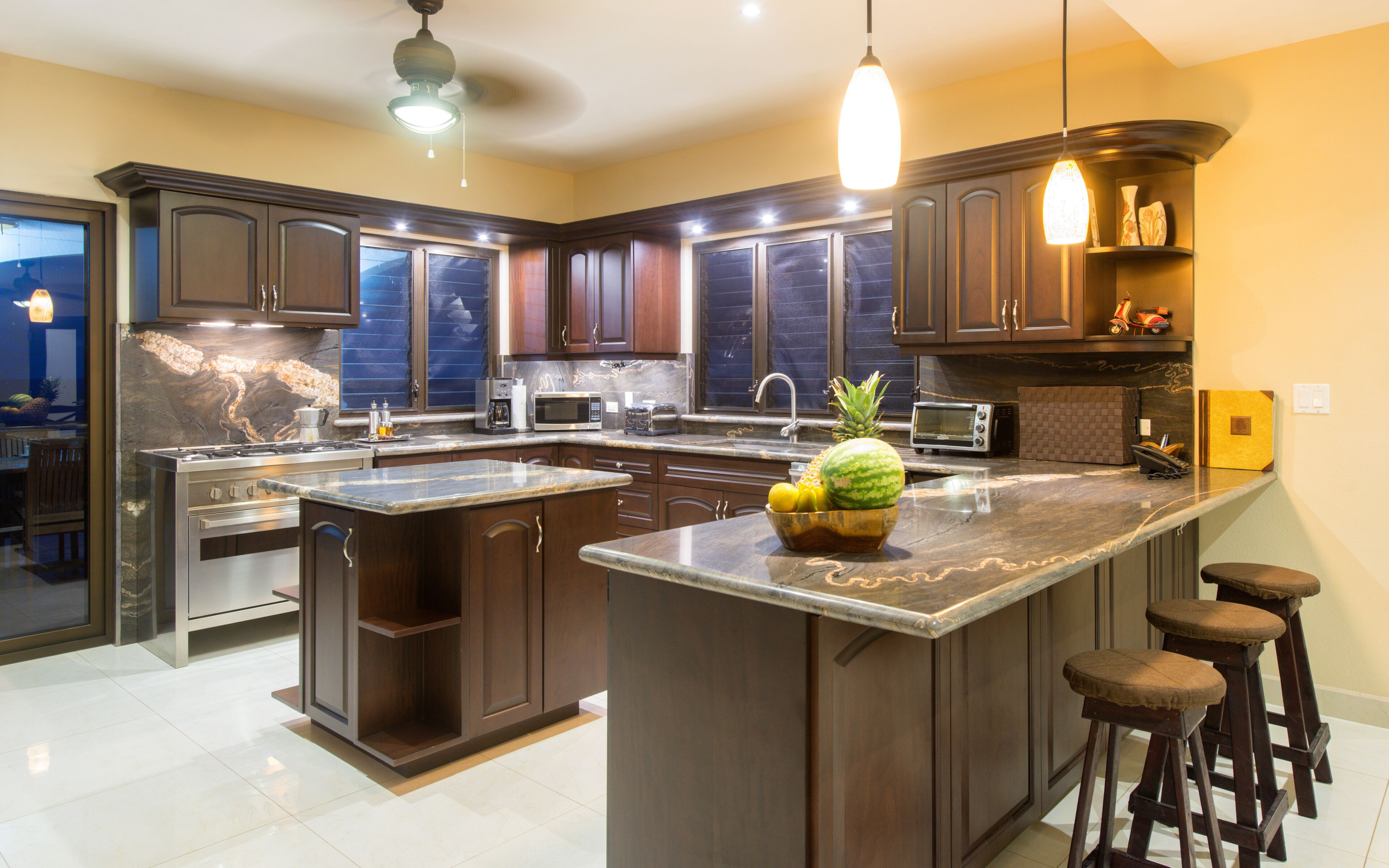 冷蔵庫、電子レンジ、オーブン、コンロ