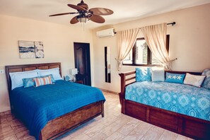 4 Schlafzimmer, Zimmersafe, Schreibtisch, Bügeleisen/Bügelbrett