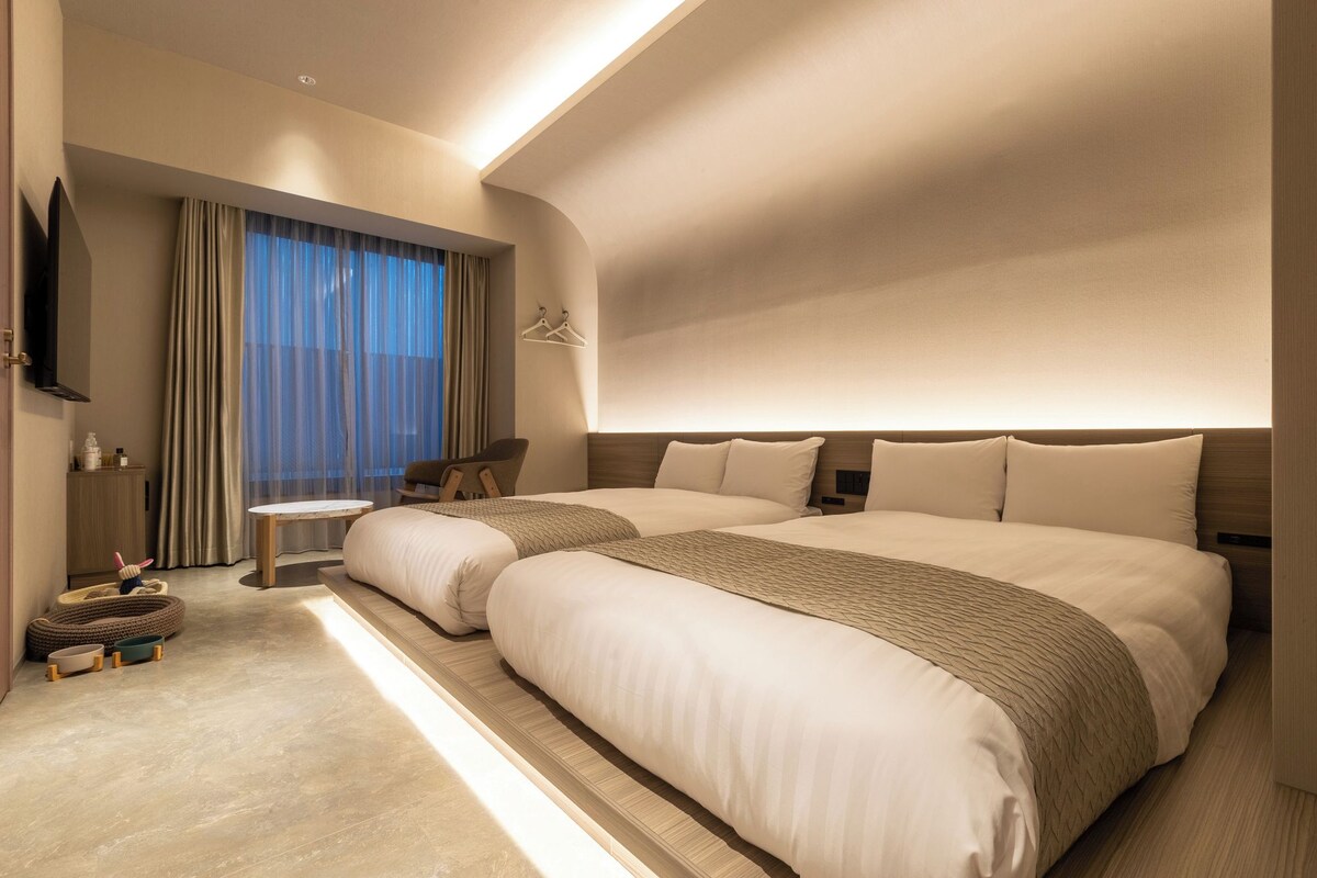 In-room safe, WiFi (free), bed sheets