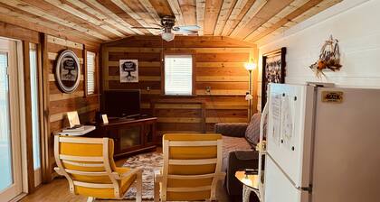 Cottage in a country setting, Pet and RV Friendly!