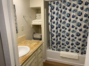 Shower, towels, soap, toilet paper - Cottage in a country setting, Pet and RV Friendly! (St. Augustine)