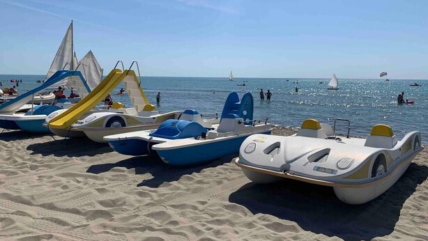 A beach with several small boats lined up on the sand. - Italian Beach Resort Apartment (Via Carlo Enrico Bernasconi, Scanzano Jonico MT)