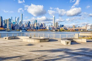 Property grounds - Sleek LIC 1BR w/ Gym, Doorman, Elevator & Private Balcony, by Blueground (New York)