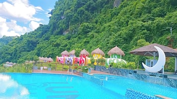2 outdoor pools