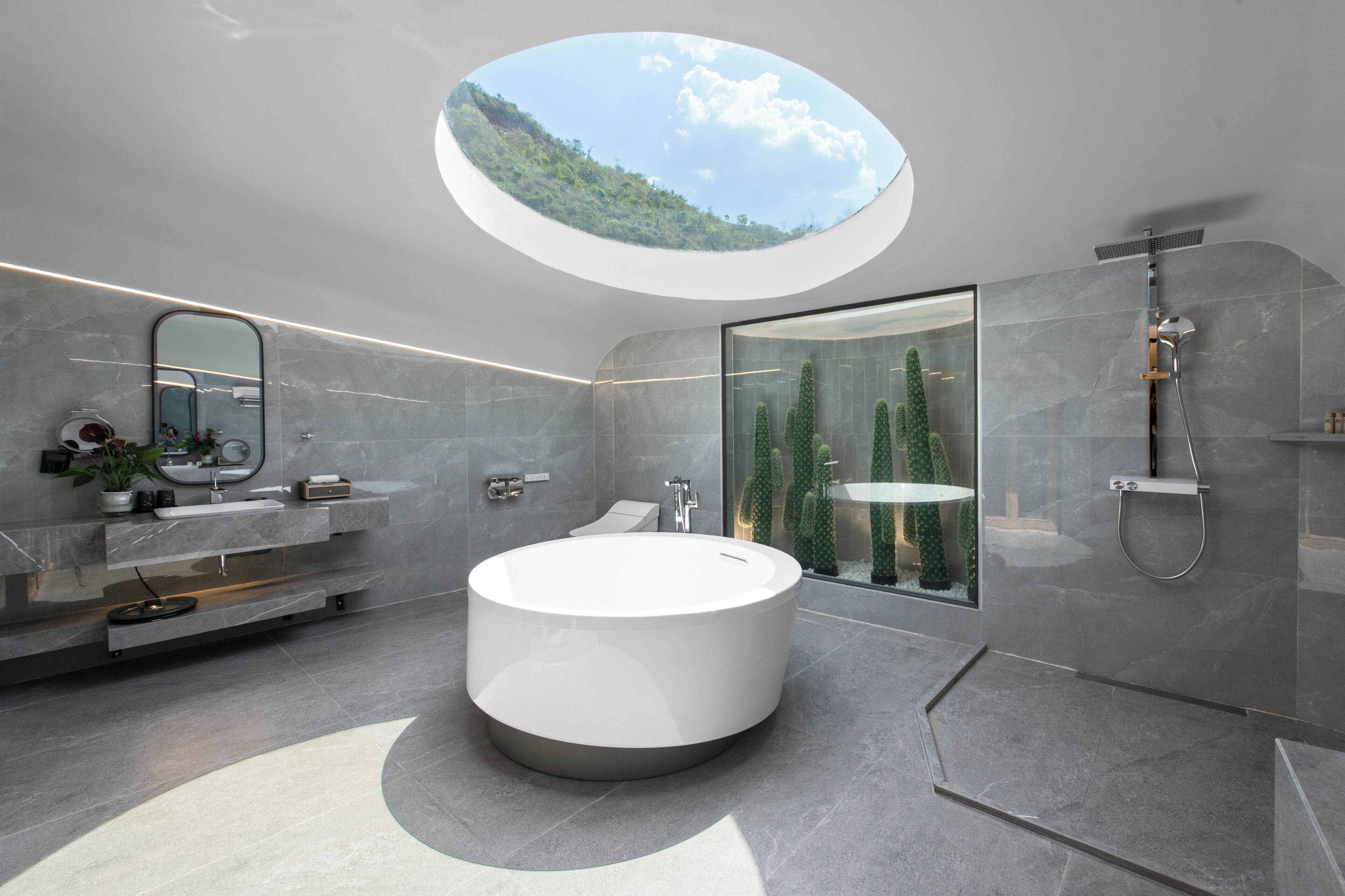 Luxe suite | Badkamer | Een douche, een hydromassagedouche, gratis toiletartikelen, pantoffels