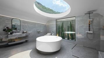 Luxe suite | Badkamer | Een douche, een hydromassagedouche, gratis toiletartikelen, pantoffels