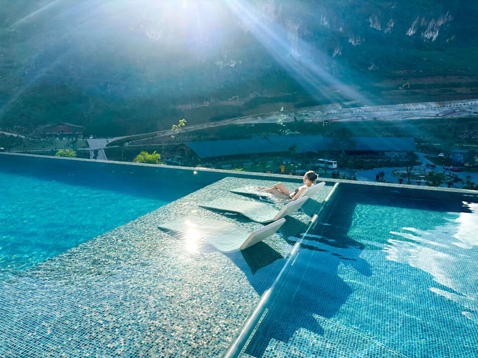2 outdoor pools