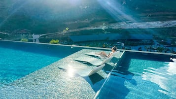 2 outdoor pools