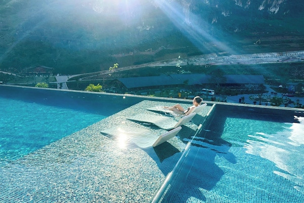 2 outdoor pools