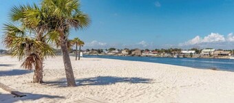 PERFECT FOR FAMILIES! Private beach, Pool, Game Room, all King beds
