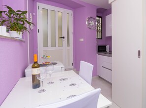 Dining - Apt Sleeps 2 with Sea Proximity (Split)