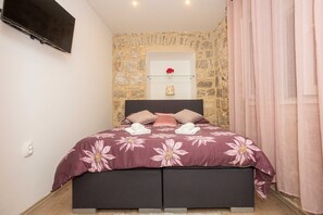 Tabla de planchar con plancha, wifi y ropa de cama 