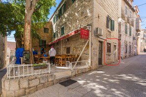 تنا ول الطعام بالخارج