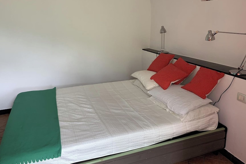 1 Bed Cottage Sleeps 4 Private Garden - Pool - Alps
