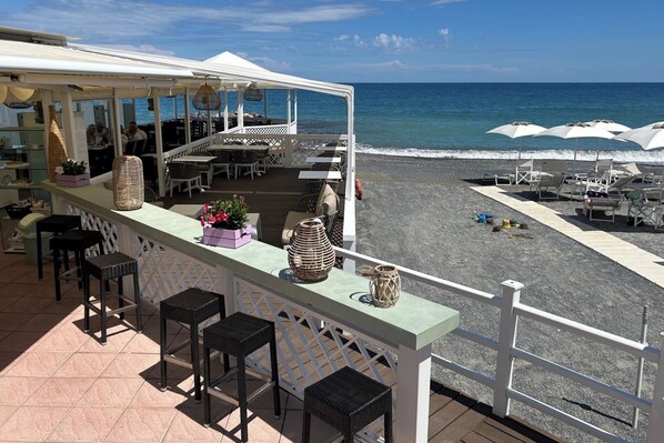 Outdoor dining - 1 Bed Cottage Sleeps 4 Private Garden - Pool (Colletta)