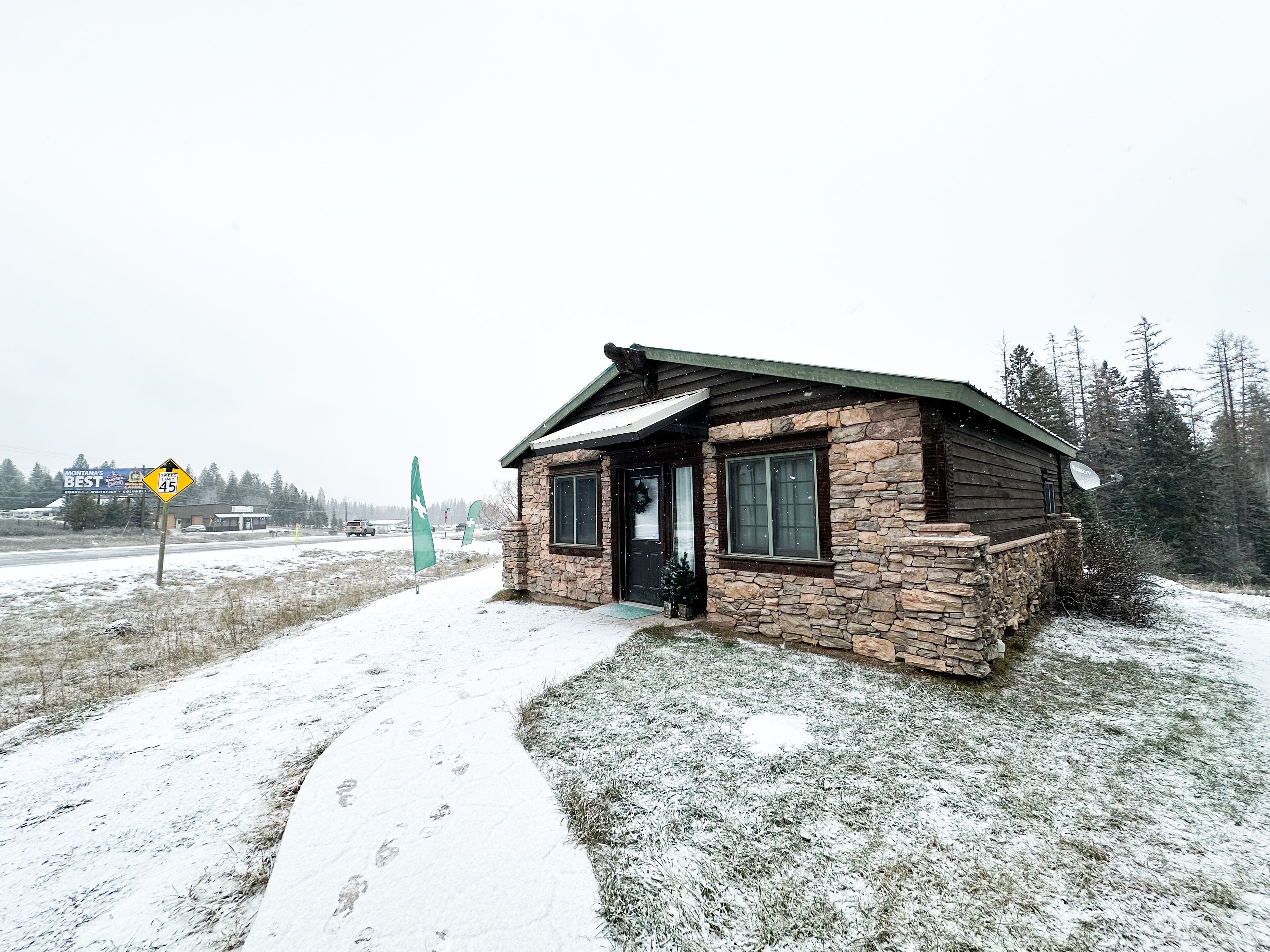 Cozy studio at the gateway to Whitefish and Glacier National Park!