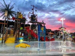 Una piscina cubierta, una piscina al aire libre