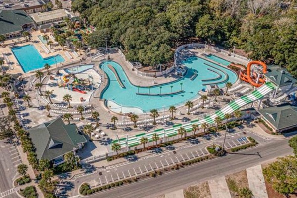 Una piscina cubierta, una piscina al aire libre