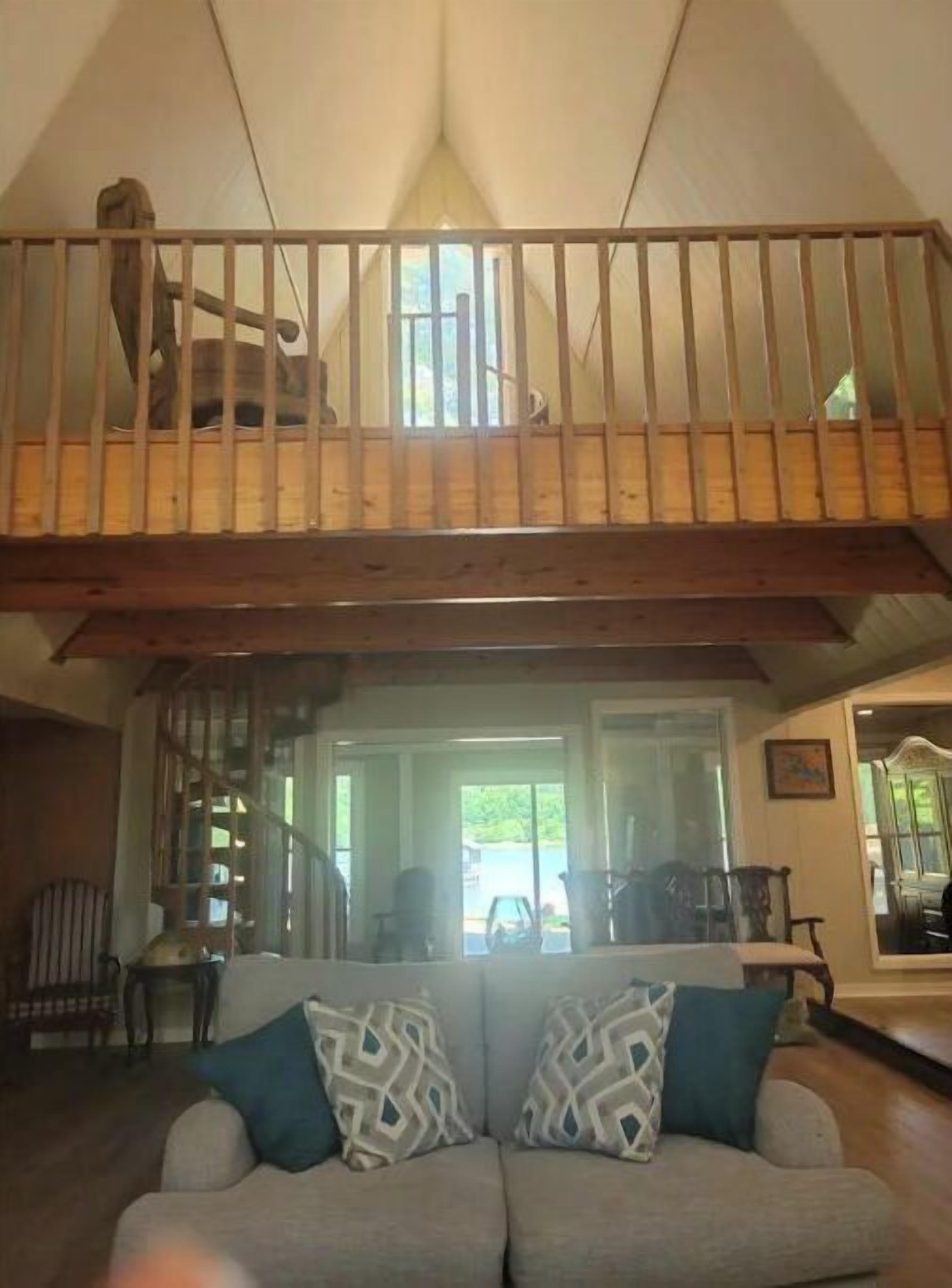 智能電視、壁爐、書籍