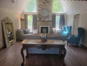 Smart TV, chimenea y libros