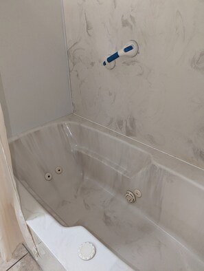 Een bubbelbad, een haardroger, handdoeken, zeep