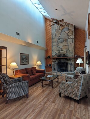 Smart-TV, Kamin, DVD-Player